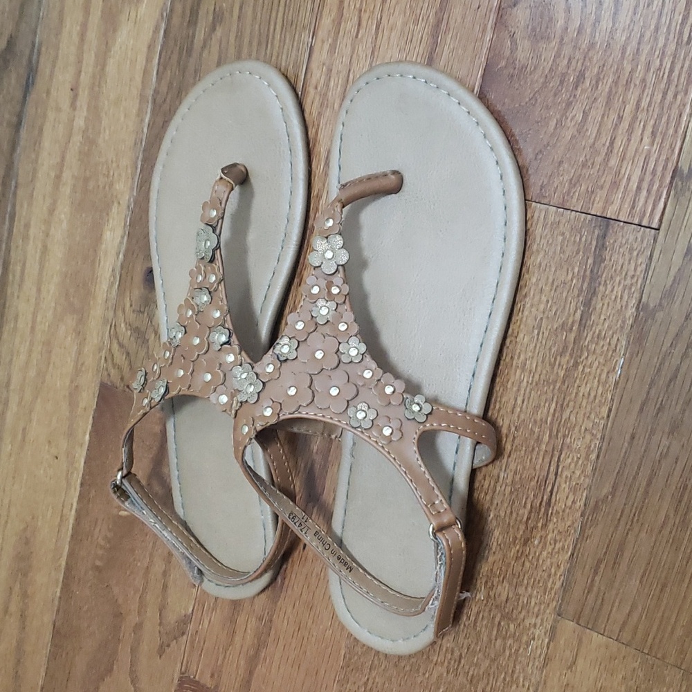 American Eagle flat sandals Big Kids Size 4